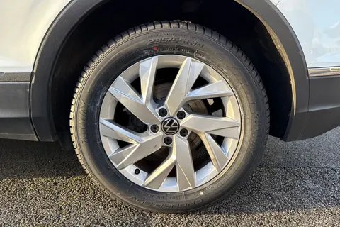 PE71ZYG Volkswagen Tiguan 2.0 TDI Life Euro 6 (s/s) 5dr Thumbnail #13