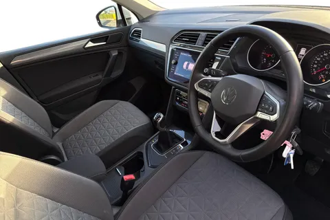 PE71ZYG Volkswagen Tiguan 2.0 TDI Life Euro 6 (s/s) 5dr Thumbnail #14