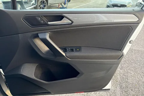 PE71ZYG Volkswagen Tiguan 2.0 TDI Life Euro 6 (s/s) 5dr Thumbnail #21