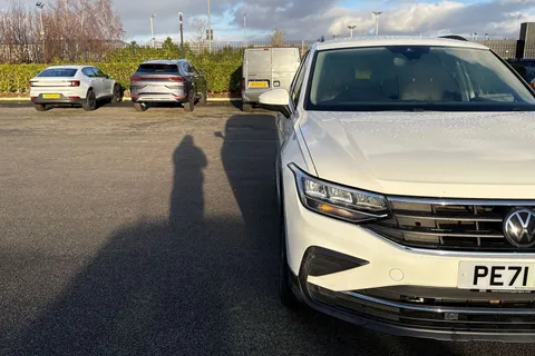 PE71ZYG Volkswagen Tiguan 2.0 TDI Life Euro 6 (s/s) 5dr Thumbnail #27