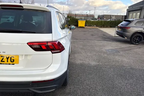 PE71ZYG Volkswagen Tiguan 2.0 TDI Life Euro 6 (s/s) 5dr Thumbnail #36