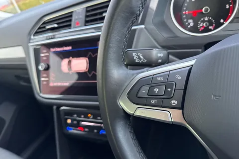 PE71ZYG Volkswagen Tiguan 2.0 TDI Life Euro 6 (s/s) 5dr Thumbnail #38