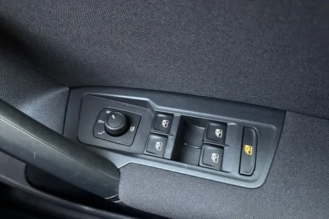 PE71ZYG Volkswagen Tiguan 2.0 TDI Life Euro 6 (s/s) 5dr Thumbnail #40