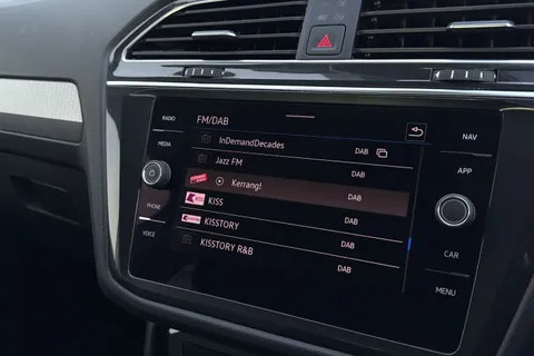 PE71ZYG Volkswagen Tiguan 2.0 TDI Life Euro 6 (s/s) 5dr Thumbnail #49