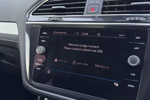 PE71ZYG Volkswagen Tiguan 2.0 TDI Life Euro 6 (s/s) 5dr Thumbnail #51