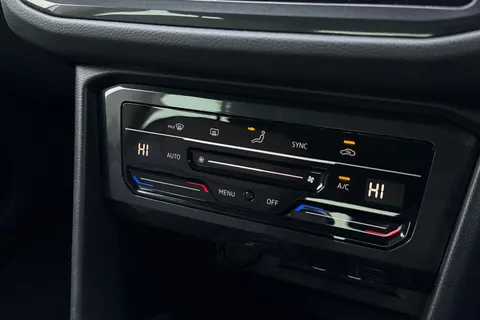 PE71ZYG Volkswagen Tiguan 2.0 TDI Life Euro 6 (s/s) 5dr Thumbnail #55