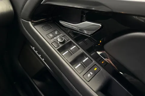 KO69VOG Land Rover Range Rover Evoque 2.0 D180 R-Dynamic HSE Auto 4WD Euro 6 (s/s) 5dr Thumbnail #18