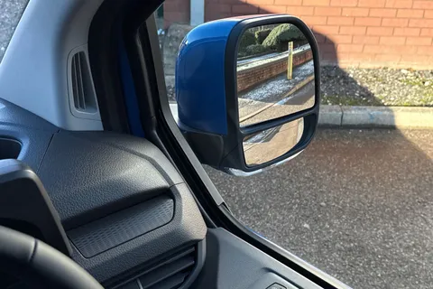 BT75CLU Volkswagen Transporter 2.0 TDI 150 Commerce Pro Van Auto Thumbnail #21