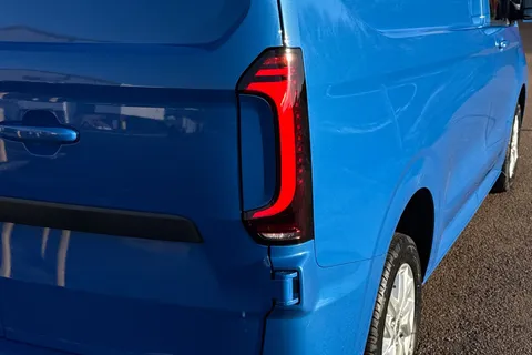 BT75CLU Volkswagen Transporter 2.0 TDI 150 Commerce Pro Van Auto Thumbnail #37