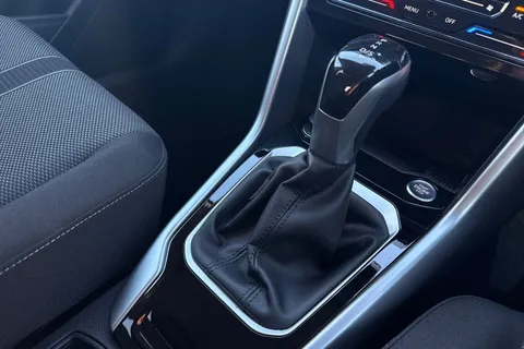 YS25HVJ Volkswagen T-Roc 1.5 TSI Match 5dr DSG, **WINTER PK** Thumbnail #29