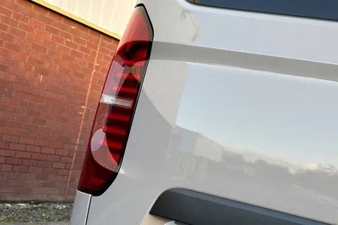 BT75AVX Volkswagen Transporter 2.0 TDI 150 Commerce Pro Van Auto-4Motion Thumbnail #32