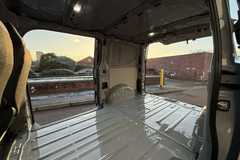 BT75AVX Volkswagen Transporter 2.0 TDI 150 Commerce Pro Van Auto-4Motion Thumbnail #42