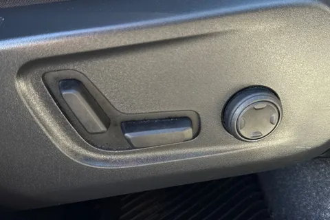 KM70VYU Volvo Xc40 1.5h T5 Twin Engine Recharge 10.7kWh R-Design Pro Auto Euro 6 (s/s) 5dr Thumbnail #32