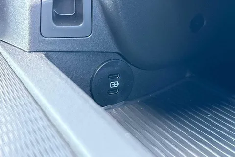 DC75AVK Volkswagen Transporter 2.0 TDI 110 Commerce Pro Van Thumbnail #33