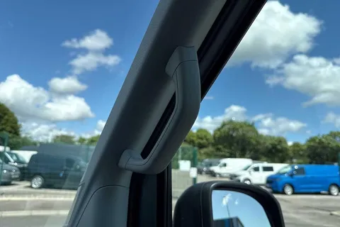 DE25YCA Volkswagen Crafter 2.0 TDI 140PS Commerce Plus High Roof Van Auto Thumbnail #42