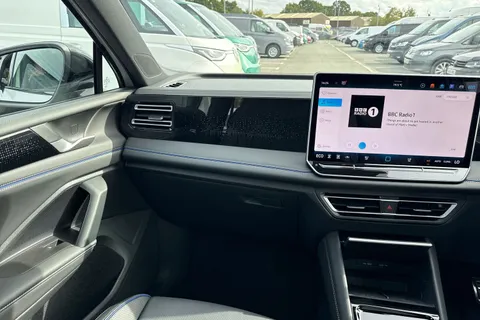 CX75WRN Volkswagen Tiguan 1.5 TSI 272 eHybrid R-Line⭐Leather, Towbar, Sunroof, Comfort package, Info Thumbnail #16