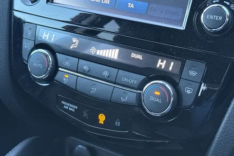 KE17KFP Nissan Qashqai 1.5 dCi Tekna [Non-Panoramic] 5dr Thumbnail #21