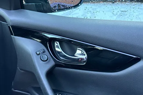 KE17KFP Nissan Qashqai 1.5 dCi Tekna [Non-Panoramic] 5dr Thumbnail #30