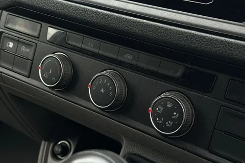 DC75KWM Volkswagen Crafter CR35 Commerce Plus LWB 140 PS Manual FWD - Rear Camera/Step Thumbnail #21