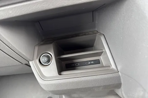 DC75KWM Volkswagen Crafter CR35 Commerce Plus LWB 140 PS Manual FWD - Rear Camera/Step Thumbnail #38