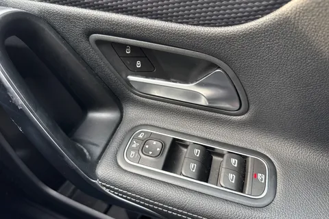 LL69KYZ Mercedes-Benz A Class 1.3 A180 Sport (Executive) Euro 6 (s/s) 5dr Thumbnail #19