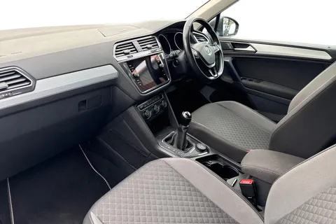 DF67DJX Volkswagen Tiguan 2.0 TDI SE 4Motion Euro 6 (s/s) 5dr Thumbnail #9