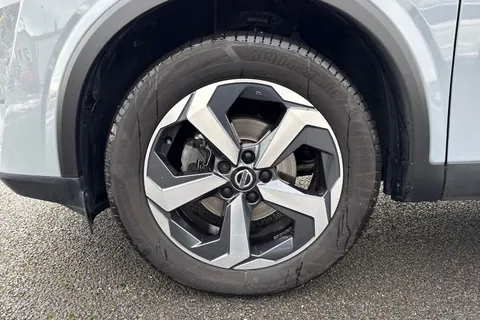 KR71ZGG Nissan Qashqai 1.3 DIG-T MHEV N-Connecta XTRON Euro 6 (s/s) 5dr Thumbnail #12
