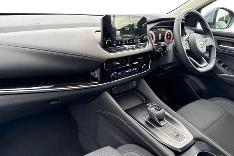 KR71ZGG Nissan Qashqai 1.3 DIG-T MHEV N-Connecta XTRON Euro 6 (s/s) 5dr Thumbnail #14