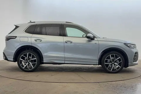 KR25PYL Volkswagen Tiguan 2.0 TDI R-Line 5dr DSG⭐ IQ lights, Sunroof, Info & Driver Package⭐ Thumbnail #4