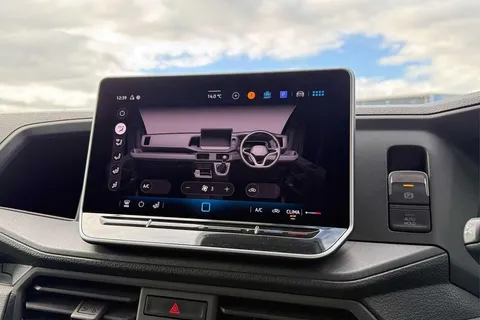 DE74OHN Volkswagen Crafter 2.0 TDI 140PS Commerce High Roof Van Thumbnail #18