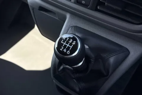 DC75LZK Volkswagen Transporter 2.0 TDI 110 Commerce Pro Van Thumbnail #19