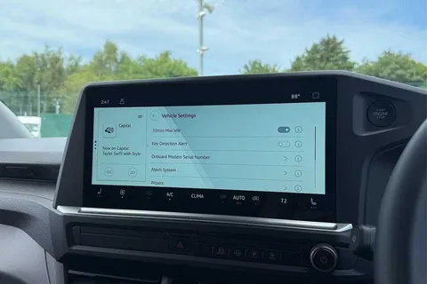 DC75LZK Volkswagen Transporter 2.0 TDI 110 Commerce Pro Van Thumbnail #35