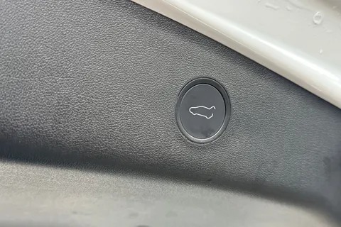 BJ71AEY Tesla Model 3 Standard Range Plus Auto RWD 4dr Thumbnail #37