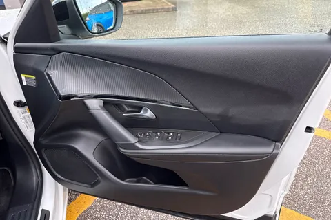 DG22ONV PEUGEOT 2008 1.2 PureTech GT Euro 6 (s/s) 5dr Thumbnail #20