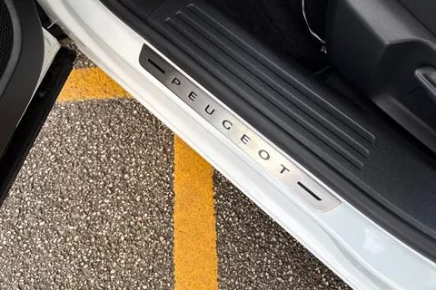 DG22ONV PEUGEOT 2008 1.2 PureTech GT Euro 6 (s/s) 5dr Thumbnail #33