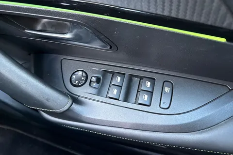 DG22ONV PEUGEOT 2008 1.2 PureTech GT Euro 6 (s/s) 5dr Thumbnail #40