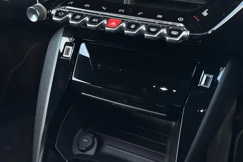 DG22ONV PEUGEOT 2008 1.2 PureTech GT Euro 6 (s/s) 5dr Thumbnail #55