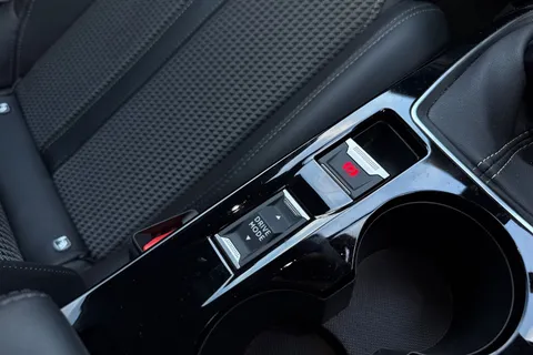 DG22ONV PEUGEOT 2008 1.2 PureTech GT Euro 6 (s/s) 5dr Thumbnail #57