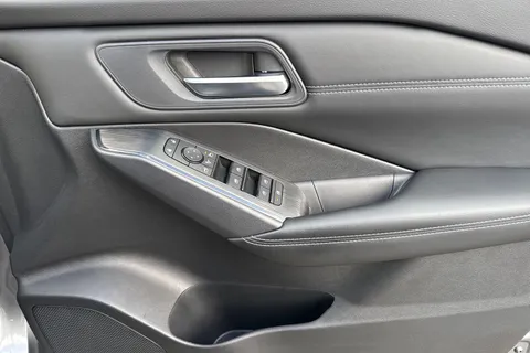 YF72UNV Nissan Qashqai 1.3 DIG-T MHEV Acenta Premium XTRON Euro 6 (s/s) 5dr Thumbnail #19