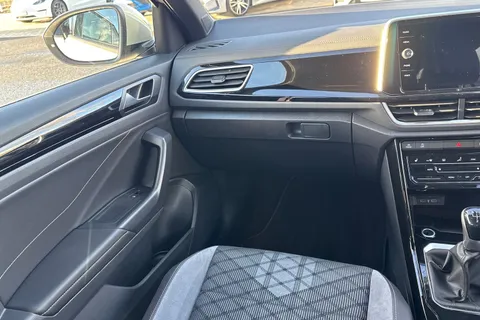 YP25XVT Volkswagen T-Roc 1.5 TSI R-Line 5dr Thumbnail #15
