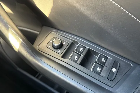 YP25XVT Volkswagen T-Roc 1.5 TSI R-Line 5dr Thumbnail #18