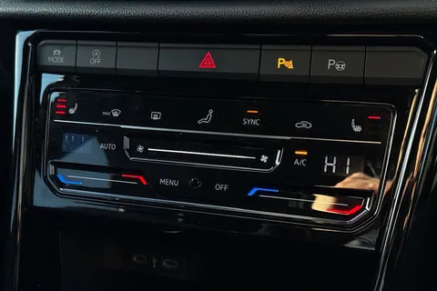 YP25XVT Volkswagen T-Roc 1.5 TSI R-Line 5dr Thumbnail #19