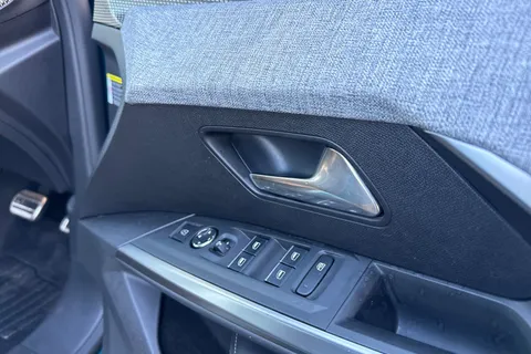 CVZ4040 PEUGEOT 3008 1.2 HYBRID GT e-DSC6 Euro 6 (s/s) 5dr Thumbnail #17