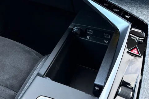 CVZ4040 PEUGEOT 3008 1.2 HYBRID GT e-DSC6 Euro 6 (s/s) 5dr Thumbnail #32