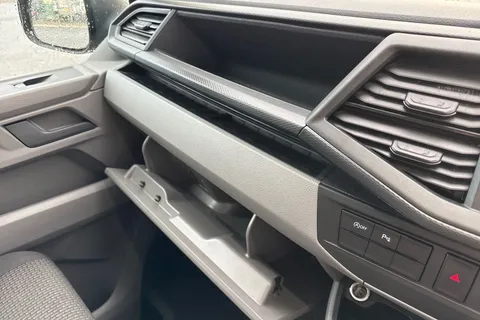 DE74VPK Volkswagen Transporter 2.0 TDI 110 Highline Van Thumbnail #25