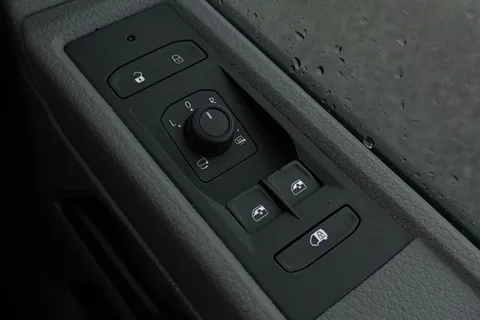 DE74VPK Volkswagen Transporter 2.0 TDI 110 Highline Van Thumbnail #34