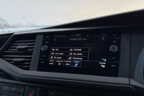 DE74VPK Volkswagen Transporter 2.0 TDI 110 Highline Van Thumbnail #36