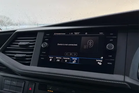 DE74VPK Volkswagen Transporter 2.0 TDI 110 Highline Van Thumbnail #37