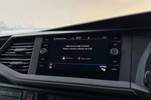 DE74VPK Volkswagen Transporter 2.0 TDI 110 Highline Van Thumbnail #39