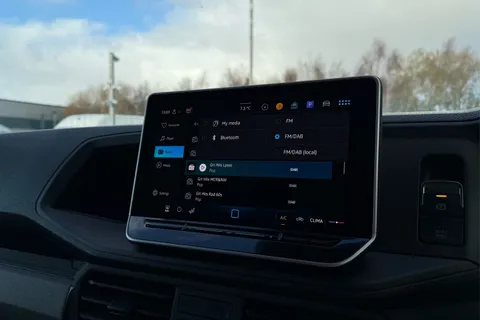 DG75CBY Volkswagen Crafter CR35 Commerce MWB 140 PS FWD  - Business Pack Thumbnail #48